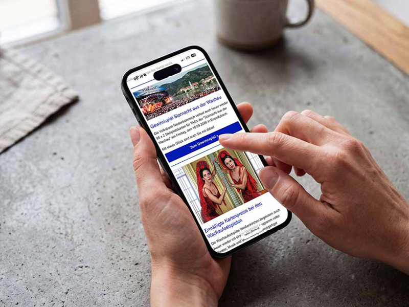 Handy mit Newsletter am Bildschirm