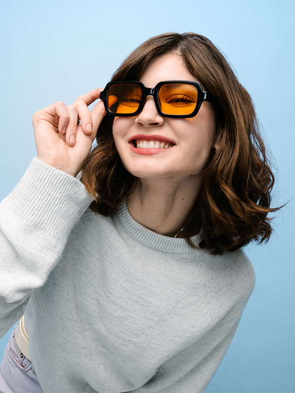 Junge Frau mit Sonnenbrille