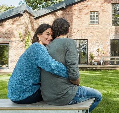 Mann und Frau umarmen sich
